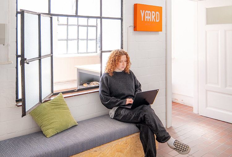 Co-Working im Yaard Content-Studio – ein kreativer Space für Zusammenarbeit.